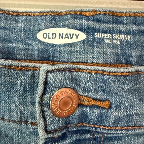 Old Navy Women’s size 16 Super Skinny Mid Rise light Wash Denim Jeans 214B4 - Picture 2 of 8